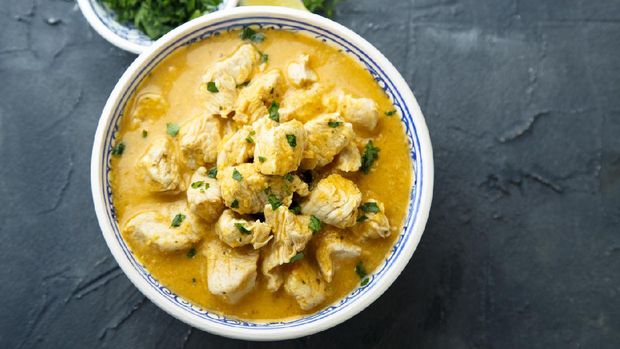 Chicken in spicy coconut sauce