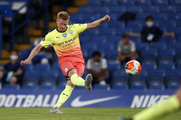 LONDON, ENGLAND - JUNE 25: Kevin De Bruyne of Manchester City scores his sides first goal during the Premier League match between Chelsea FC and Manchester City at Stamford Bridge on June 25, 2020 in London, United Kingdom. (Photo by Paul Childs/Pool via Getty Images)
