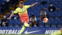 Satu lagi di pos gelandang tengah adalah juga pemain Man City, Kevin De Bruyne. Apalagi, dia juga menyabet gelar pemain terbaik versi PFA (Getty Images/Pool)