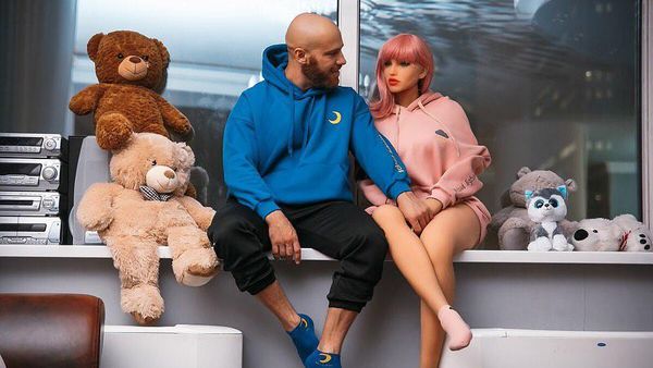 Kisah Cinta Binaragawan dengan Robot Seks, Bakal Segera Menikah