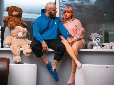Kisah Cinta Binaragawan dengan Robot Seks, Bakal Segera Menikah