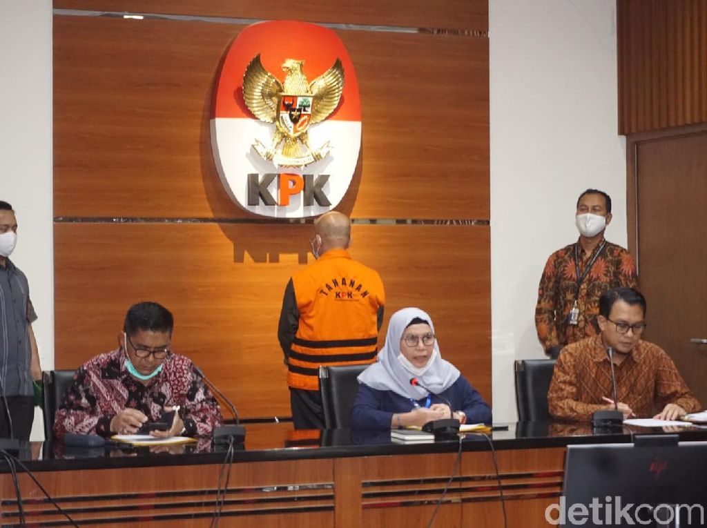 KPK Tahan Direktur PT HTK Tersangka Pengembangan Kasus Bowo Sidik KPK Tahan Direktur PT HTK Tersangka Pengembangan Kasus Bowo Sidik
