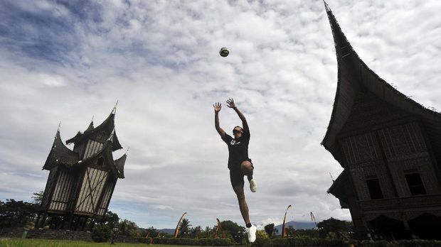 Pesepakbola Teja Paku Alam, melakukan latihan mandiri di halaman Istano Basa Pagaruyung, Batusangkar, Kab.Tanah Datar, Sumatera Barat, Selasa (23/6/2020). Penjaga gawang Persib Bandung itu berlatih secara mandiri di rumah dan lingkungan sekitar tempat tinggalnya selama masa pandemi COVID-19, untuk menjaga kondisi tubuh agar dapat tampil maksimal dalam lanjutan Liga 1 2020. ANTARA FOTO/Iggoy el Fitra/foc.