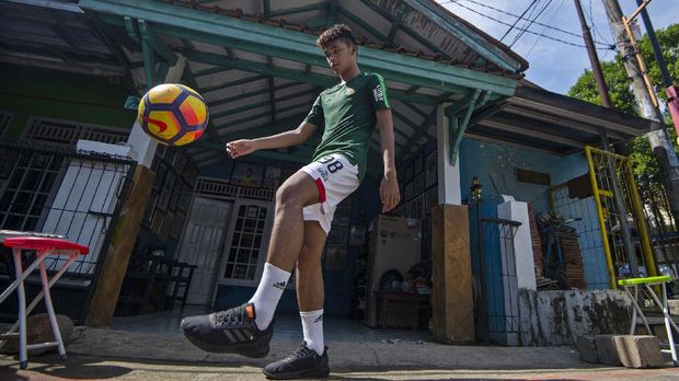 Pesepak bola Sutan Zico berlatih usai mengikuti pemusatan latihan Timnas Indonesia U-19 secara virtual di kediamannya di Desa Tlajung Udik, Gunung Putri, Kabupaten Bogor, Jawa Barat, Senin (1/6/2020). Sebanyak 44 pesepak bola menjalani pemusatan latihan Timnas U-19 yang dipimpin pelatih Shin Tae-yong melalui aplikasi layanan konferensi video sebagai persiapan dalam menghadapi Piala AFC U-19 2020 dan Piala Dunia U-20 2021. ANTARA FOTO/Aditya Pradana Putra/wsj.