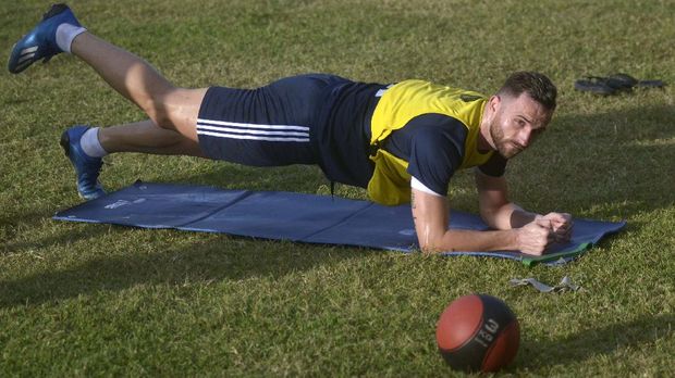 Pesepak bola Bali United Ilija Spasojevic berlatih secara mandiri di Lapangan Trisakti Sakti, Legian, Badung, Bali, Kamis (25/6/2020). Sejumlah pesepak bola Bali United melakukan latihan secara mandiri untuk menjaga kondisi mereka selama masa pandemi COVID-19. ANTARA FOTO/Fikri Yusuf/aww.