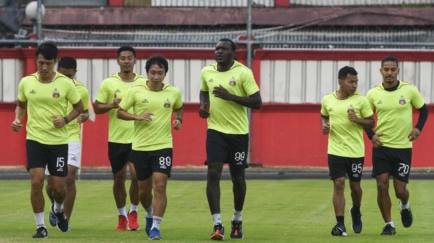 Sejumlah pesepak bola dan ofisial Bhayangkara FC berlari saat latihan mandiri di Stadion PTIK, Jakarta, Senin (22/6/2020). Sebanyak lima pesepak bola Bhayangkara FC itu berlatih secara mandiri saat masa pandemi COVID-19 untuk menjaga kondisi mereka agar dapat tampil maksimal dalam lanjutan Liga 1 2020. ANTARA FOTO/M Risyal Hidayat/hp.