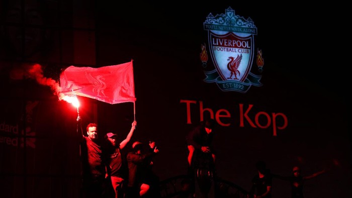 LIVERPOOL, ENGLAND - JUNE 25:  Liverpool fans celebrate as their team clinches the Premier League title at Anfield on June 25, 2020 in Liverpool, England. Liverpool are crowned Premier League champions as nearest rivals Manchester City fail to beat Chelsea. Liverpool claim their first championship in 30 years. (Photo by Jan Kruger/Getty Images)