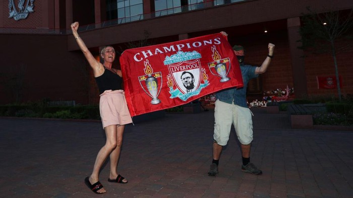 LIVERPOOL, ENGLAND - JUNE 25:  Liverpool fans celebrate as their team clinches the Premier League title at Anfield on June 25, 2020 in Liverpool, England. Liverpool are crowned Premier League champions as nearest rivals Manchester City fail to beat Chelsea. Liverpool claim their first championship in 30 years. (Photo by Jan Kruger/Getty Images)