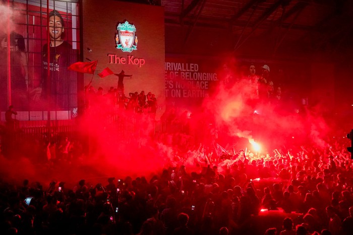 LIVERPOOL, ENGLAND - JUNE 25: Football Ffans celebrate at Anfield Stadium as Liverpool FC win the Premier League title after Chelsea beat Manchester City tonight ensuring Liverpool FC can no longer be overtaken on points on June 25, 2020 in Liverpool, England. Liverpool have won 18 league championships already with the last title win in 1989-90 under Kenny Dalglish. (Photo by Christopher Furlong/Getty Images)