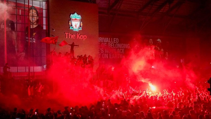 LIVERPOOL, ENGLAND - JUNE 25: Football Ffans celebrate at Anfield Stadium as Liverpool FC win the Premier League title after Chelsea beat Manchester City tonight ensuring Liverpool FC can no longer be overtaken on points on June 25, 2020 in Liverpool, England. Liverpool have won 18 league championships already with the last title win in 1989-90 under Kenny Dalglish. (Photo by Christopher Furlong/Getty Images)