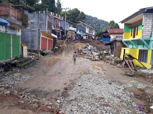 Jalur ke Toraja Terputus Akibat Longsor di Palopo Sulsel, 30 Mobil Terjebak