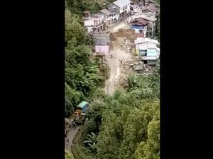 Ngeri! Video Detik-detik Jalan & Rumah Longsor Masuk Jurang di Palopo