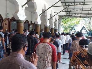 Jemaah Salat Jumat Membludak, Masjid di Surabaya Tetap Digelar Satu Gelombang Jemaah Salat Jumat Membludak, Masjid di Surabaya Tetap Digelar Satu Gelombang