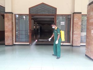 Usai Gelar Salat Jumat, Masjid Sunda Kelapa Jakpus Disemprot Disinfektan Usai Gelar Salat Jumat, Masjid Sunda Kelapa Jakpus Disemprot Disinfektan