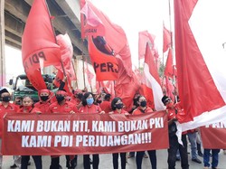 Demo ke Polres Jakut, Massa PDIP Tuntut Polisi Ciduk Pembakar Benderanya
