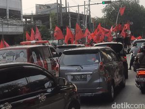 Usai Sampaikan Tuntutan soal Pembakaran Bendera, Massa PDIP Jakut Bubar
