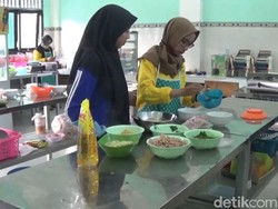3 Santri Asal Lamongan Ini Ciptakan Mi Berbahan Daun Kelor, Gimana Rasanya?
