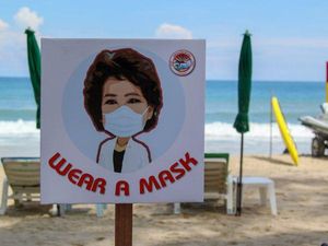 Phuket Wajibkan Wisatawan Pakai Masker ke Pantai