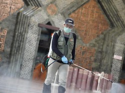 Relawan Mahasiswa Sterilisasi Masjid Al Markaz Makassar Jelang Salat Jumat