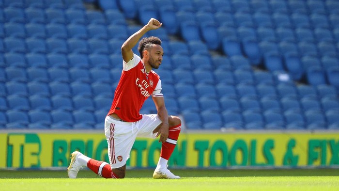 BRIGHTON, ENGLAND - JUNE 20: Pierre-Emerick Aubameyang of Arsenal takes a knee in support of the Black Lives Matter movement prior to the Premier League match between Brighton & Hove Albion and Arsenal FC at American Express Community Stadium on June 20, 2020 in Brighton, England. Football Stadiums around Europe remain empty due to the Coronavirus Pandemic as Government social distancing laws prohibit fans inside venues resulting in all fixtures being played behind closed doors. (Photo by Richard Heathcote/Getty Images)