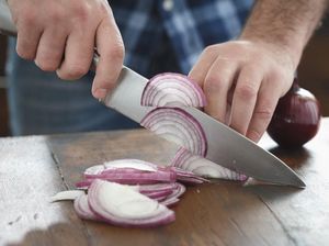 Bayi Sakit Dikerok Bawang Merah, Amankah? Ini Kata Dokter