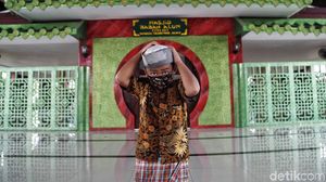 Potret Salat Jumat di Masjid Babah Alun saat New Normal
