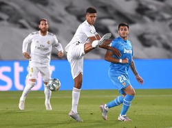 Raphael Varane Tak Disentuh Zidane