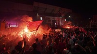 Ada ratusan orang yang berpesta di jalan atas keberhasilan Liverpool mengunci gelar Liga Inggris. 