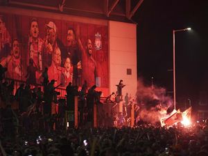 Video Fans Liverpool Nyampah di Anfield Saat Rayakan Juara