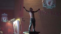 Aksi salah satu suporter Liverpool di depan Anfield Stadium.