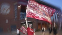 Mereka berpesta di depan Anfield Stadium.