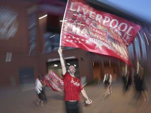 Rayakan Gelar Juara, Suporter Liverpool Turun ke Jalan