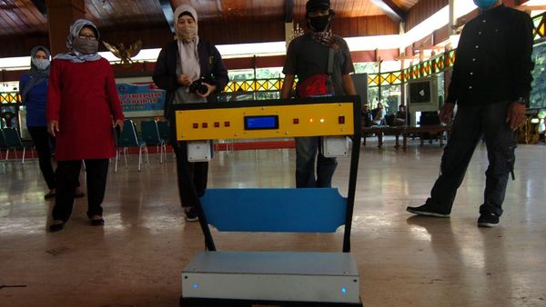 Keren! Pemuda Lulusan SMP Ini Buat Nyong Robot Tegal