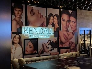 Kylie Jenner Pamer Ruang Bawah Tanah Rumah yang Dijadikan Bar dan Bioskop Kylie Jenner Pamer Ruang Bawah Tanah Rumah yang Dijadikan Bar dan Bioskop