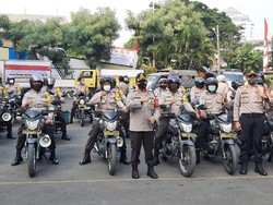 Sambut HUT Bhayangkara ke-74, Polres Jakut Bagikan 5.199 Paket Sembako