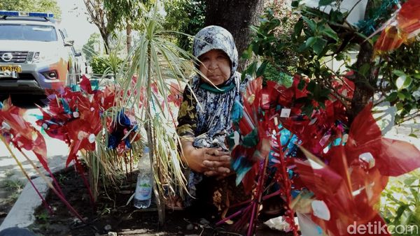 Semangat Nenek 80 Tahun Berjualan Mainan di Klaten