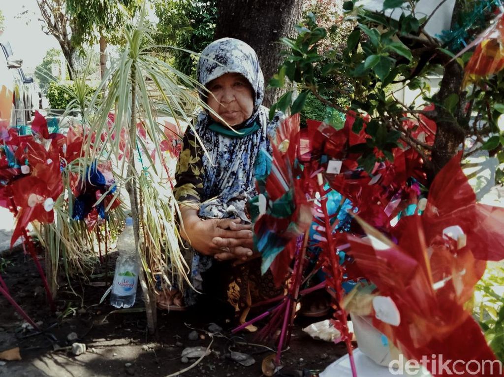 Semangat Nenek 80 Tahun Berjualan Mainan di Klaten