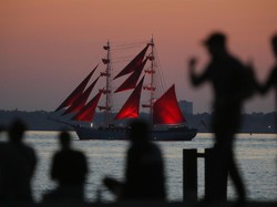 Omicron Datang, Vakansi Melayang