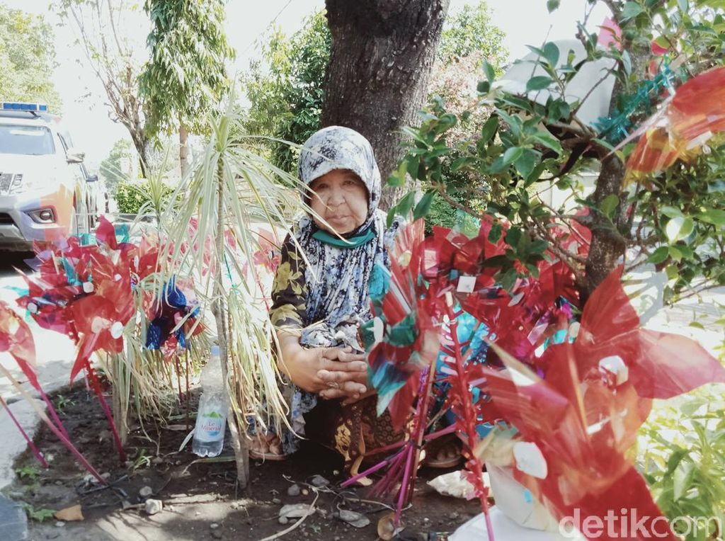 Kisah Sabarnya Nenek 80 Tahun Penjual Kincir Angin di Klaten