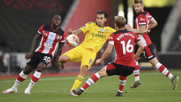 Arsenal's Dani Ceballos, second left, attempts a shot at goal in front of Southampton's Michael Obafemi, left, and Southampton's James Ward-Prowse during the English Premier League soccer match between Southampton and Arsenal at St Mary's Stadium, in Southampton, England, Thursday, June 25, 2020. (Mike Hewitt/Pool via AP)