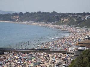 Luber! Ribuan Orang Penuhi Pantai di Bournemouth