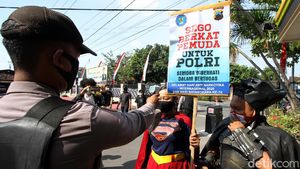 Superhero Bagi-bagi Nasi untuk Napi Narkotika