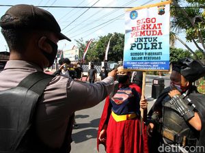 Superhero Bagi-bagi Nasi untuk Napi Narkotika Superhero Bagi-bagi Nasi untuk Napi Narkotika