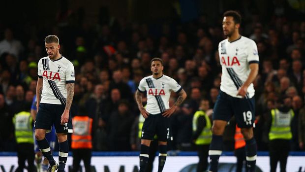 LONDON, ENGLAND - MAY 02:  Dejected Spurs players react after conceding a second goal during the Barclays Premier League match between Chelsea and Tottenham Hotspur at Stamford Bridge on May 02, 2016 in London, England.  (Photo by Ian Walton/Getty Images)