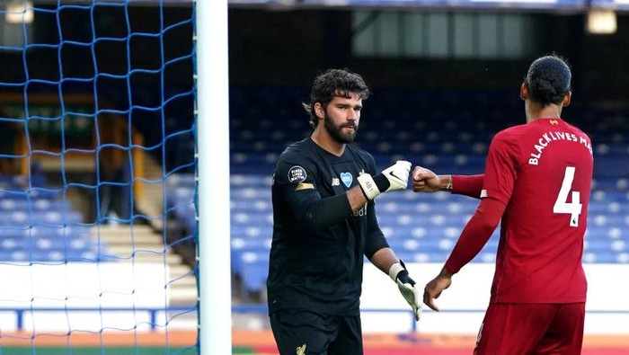 LIVERPOOL, ENGLAND - JUNE 21: Alisson Becker of Liverpool interacts with Virgil van Dijk of Liverpool after he makes a save during the Premier League match between Everton FC and Liverpool FC at Goodison Park on June 21, 2020 in Liverpool, England. Football Stadiums around Europe remain empty due to the Coronavirus Pandemic as Government social distancing laws prohibit fans inside venues resulting in all fixtures being played behind closed doors. (Photo by Jon Super/Pool via Getty Images)