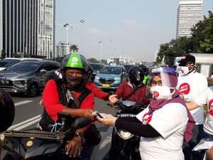 Pimpinan KPK Bagi-bagi Masker Bertuliskan Anti Virus Korupsi ke Pengendara