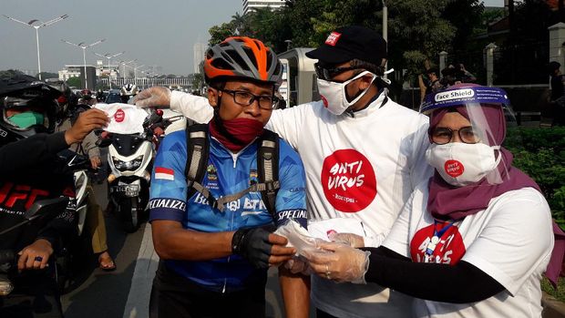 Wakil Ketua KPK Lili Pintauli Siregar membagi-bagikan masker ke pengendara Wakil Ketua KPK Lili Pintauli Siregar membagi-bagikan masker ke pengendara yang melintas di Jalan Sudirman, Jakarta Pusat, Jumat (26/6/2020).