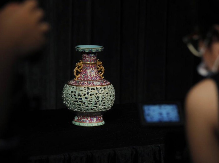 Sebuah vas dari masa Kekaisaran Qianglong dari Dinasti Qing, China, akan dilelang Juli 2020 mendatang. Vas antik itu diperkirakan bernilai hingga Rp 165 miliar.