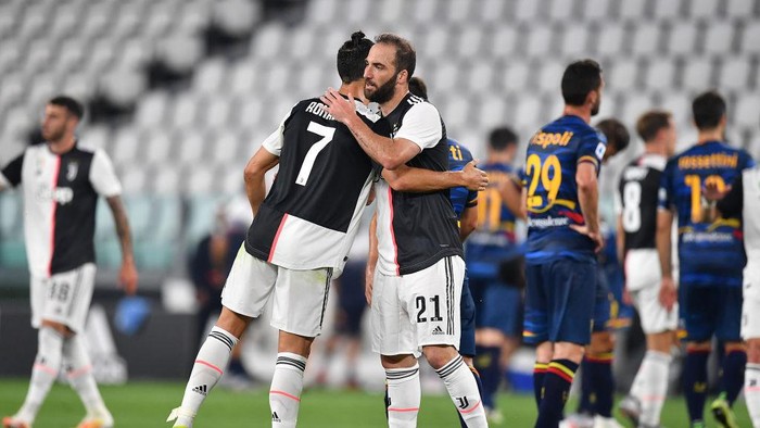 TURIN, ITALY - JUNE 26:  Gonzalo Higuain and Cristiano Ronaldo of Juventus celebrate victory at the end of the Serie A match between Juventus and  US Lecce at Allianz Stadium on June 26, 2020 in Turin, Italy.  (Photo by Valerio Pennicino/Getty Images)