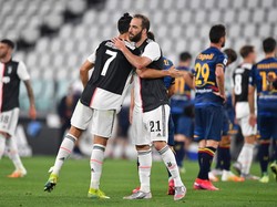 Si Nyonya Tua Begitu Perkasa di Rumah Sendiri